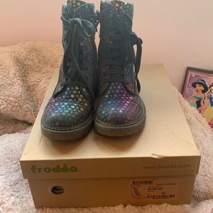 Froddo boots. Weather resistant! Hardly worn.